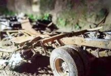 मलबे में दबी बस, 18 की मौत