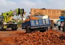 ईंटों से भरी ट्रॉली में घुसी कार, 4 दोस्तों की मौत, 1 गंभीर