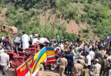 यात्री बस खाई में गिरी, 15 मरे