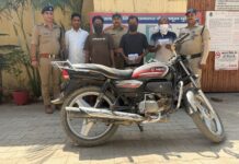पुलिस ने चोरी का खुलासा करते हुए तीन लोगों को किया गिरफ्तार