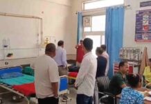 तनाव, भीड़ और नोंकझोंक के बीच मैनेजर ने अपना हाथ काटा