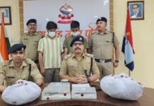 तीन तमंचों व 65 हजार के गांजे सहित दो तस्कर गिरफ्तार