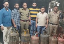 डीएम के निर्देशन में कालाबाजारी के विरूद्ध छापेमारी में 7 एलपीजी सिलेंडर जब्त