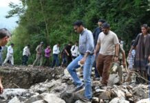 डीएम के समर्थन में उतरी जनता