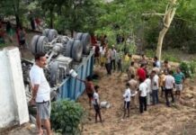 ट्रक दुर्घटनाग्रस्त, महिला व ड्राइवर की मौत