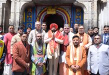 श्री केदारनाथ धाम पहुंचे राज्यपाल, श्रद्धालुओं से किया संवाद