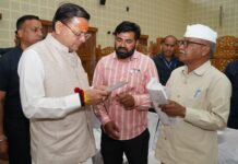 मुख्यमंत्री ने प्रदेश के विभिन्न जनपदों से आए लोगों की समस्याओं को सुना