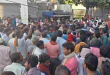 ट्रक की चपेट में आकर मजदूर की मौत, हंगामा