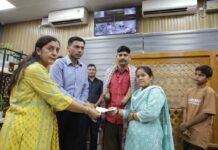 दुर्घटना में दोनों हाथ गंवा चुके मनीष को दी 50 हजार की आर्थिक सहायता