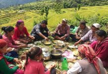 खेतों में एक साथ बैठकर खाना खाने की परंपरा उत्तराखंड के पहाड़ों की आत्मा