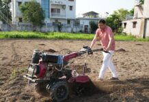 मुख्यमंत्री धामी ने खेत में चलाया टिलर