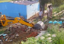 कुख्यात हिस्ट्रीशीटर के अवैध निर्माण पर चला बुलडोजर
