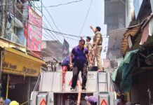 पल्टन बाजार में कपड़ों के गोदाम में लगी आग