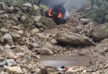 कार खाई में गिरी, सीआरपीएफ जवान व भाई की मौत