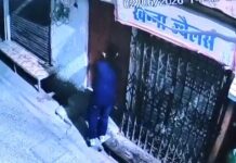 ज्वेलर्स के शोरूम से लाखों के जेवरात व नकदी चोरी