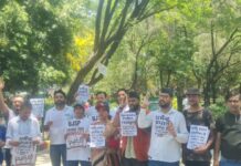 शिक्षा मंत्री के इस्तीफे की मांग को लेकर गांधी पार्क में प्रदर्शन