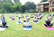 मुख्यमंत्री ने आवास पर अधिकारियों एवं कर्मचारियों के साथ किया योगाभ्यास