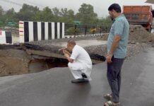 दूरबीन से भाजपा के विकास को ढूंढ़ते आर्येन्द्र शर्मा