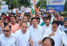 पेपर लीक मामले में कांग्रेस ने किया तकनीकि विश्वविघालय का घेराव
