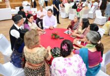 मुख्यमंत्री ने मुख्य सेवक सदन में लेखकों एवं साहित्यकारों से किया संवाद