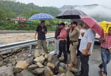 भारी वर्षा के बीच ग्राउंड जीरो पर डटे रहे डीएम डॉ0 आशीष चौहान