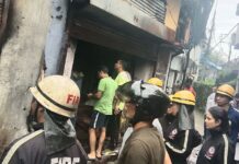 घंटाघर के समीप दुकान में लगी आग, सामान स्वाह