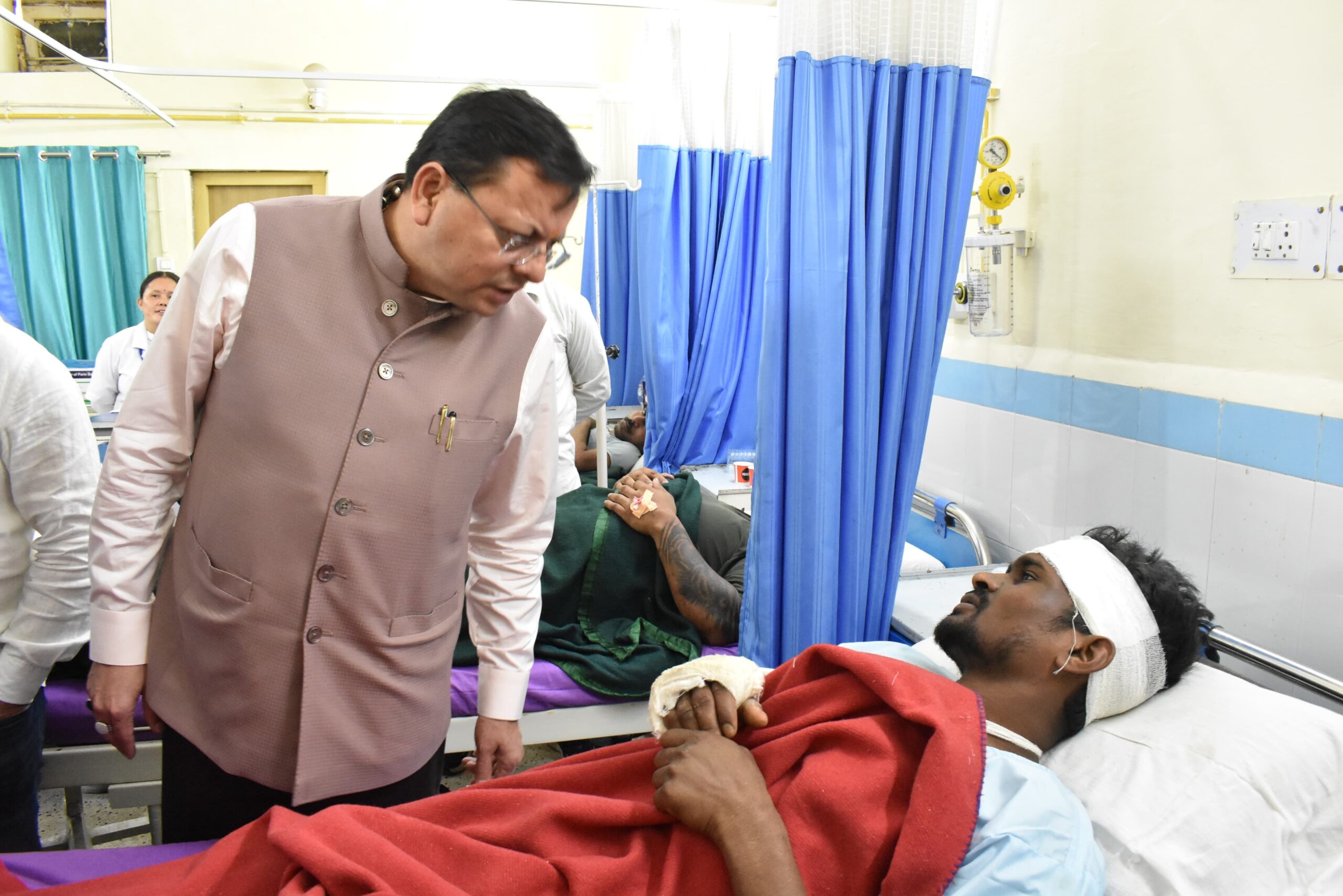 अस्पताल में घायल श्रमिकों से मिले मुख्यमंत्री, उनका कुशलक्षेम जाना