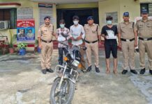 ज्वैलर्स को लूटने वाले तीन लुटेरे गिरफ्तार !