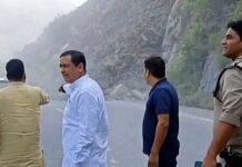 सांसद अनिल बलूनी की कार पर गिरा बोल्डर, बाल—बाल बचे
