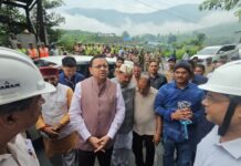 बेहद खराब मौसम के बीच पीपलकोटी पहुंचे मुख्यमंत्री धामी
