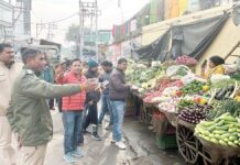 कैमरे चालू, ट्रक मुस्तैद और तमाशा