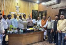 कूड़ा उठान, खराब स्ट्रीट लाइट और गड्ढों को लेकर कांग्रेस ने नगर आयुक्त को सौंपा ज्ञापन