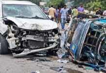 कार व ई—रिक्शा की टक्कर में एक ही परिवार के तीन की मौत