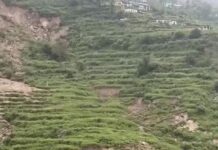 बारिश के चलते भूस्खलन से कई मकान आए खतरे की जद में