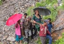 पहाड़ों में बदहाल स्वास्थ्य सेवाए: डांडी के सहारे ग्रामीण गर्भवती को 6 किमी पैदल लेकर पहुंचे अस्पताल