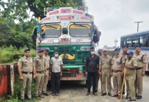 चोरी के ट्रक सहित दो लोग गिरफ्तार