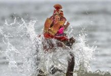 गणेश जी की मूर्ति विसर्जन के दौरान युवती गंगा में बही