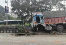 ट्रक और पुलिस बस की जबरदस्त भिड़ंतः बस पलटी, ट्रक क्षतिग्रस्त