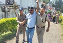 चुनाव आयोग कार्यालय में बवाल