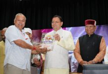 अंतरराष्ट्रीय वृद्धजन दिवस पर मुख्यमंत्री धामी ने समाजसेवी मोहन खत्री को किया सम्मानित