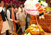 सीएम ने की बाबा विश्वनाथ से प्रधानमंत्री के स्वस्थ एवं दीर्घायु जीवन की कामना