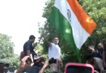 चुनाव आयोग के दफ्तर के पास धरने पर बैठे राहुल गांधी